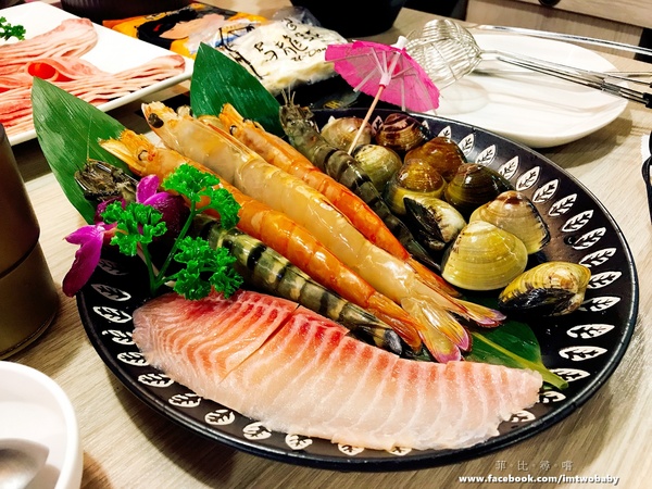 鍋太炫：【捷運美食】鍋太炫鍋物-永吉店 肉慾橫流M9雪花和牛/24公分超大澳州國王蝦 闇陰陽！這鍋太炫～近五分舖/後山埤站