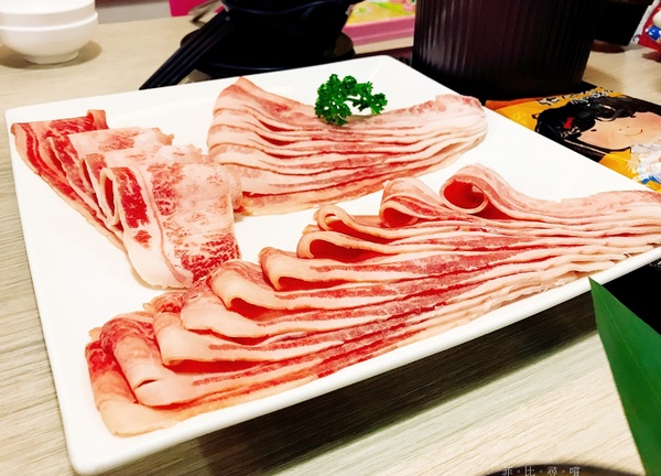 鍋太炫：【捷運美食】鍋太炫鍋物-永吉店 肉慾橫流M9雪花和牛/24公分超大澳州國王蝦 闇陰陽！這鍋太炫～近五分舖/後山埤站