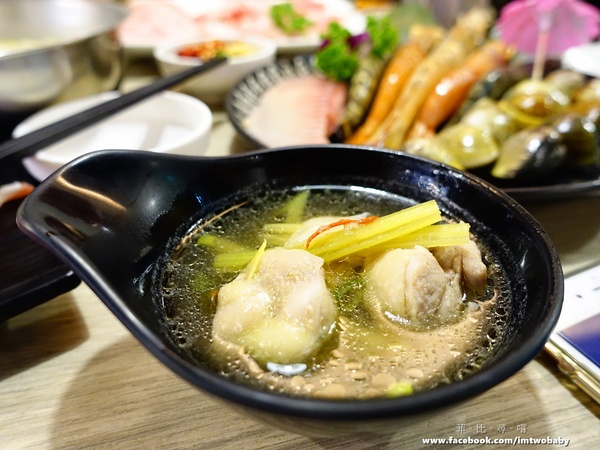 鍋太炫：【捷運美食】鍋太炫鍋物-永吉店 肉慾橫流M9雪花和牛/24公分超大澳州國王蝦 闇陰陽！這鍋太炫～近五分舖/後山埤站