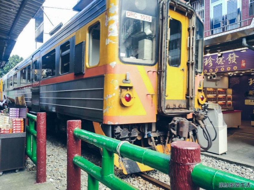 十分瀑布 火車進站