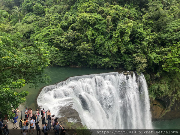 圓圓家出去玩-<新北景點>臺灣最大簾幕式瀑布，十分瀑布傾瀉而下，氣勢磅礡，假日踏青好去處