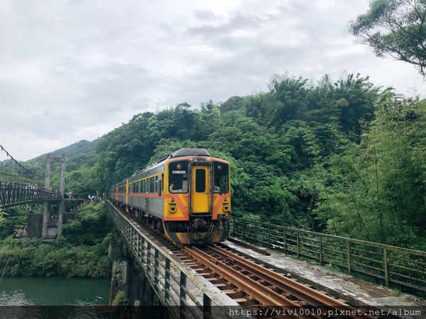 圓圓家出去玩-<新北景點>臺灣最大簾幕式瀑布，十分瀑布傾瀉而下，氣勢磅礡，假日踏青好去處