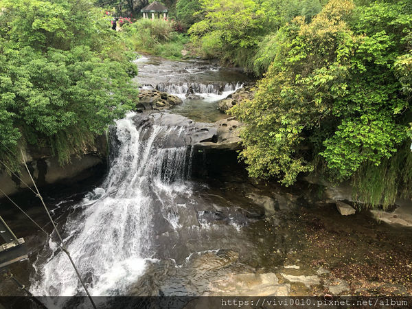 圓圓家出去玩-<新北景點>臺灣最大簾幕式瀑布，十分瀑布傾瀉而下，氣勢磅礡，假日踏青好去處