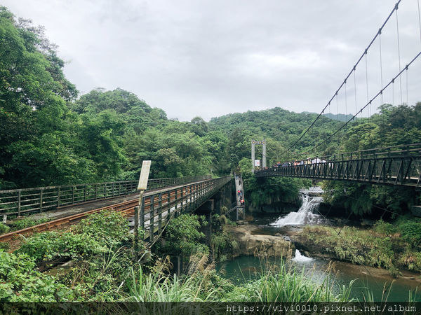 圓圓家出去玩-<新北景點>臺灣最大簾幕式瀑布，十分瀑布傾瀉而下，氣勢磅礡，假日踏青好去處