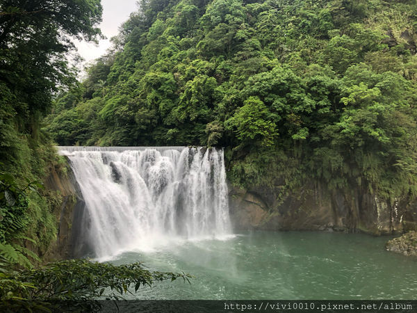 圓圓家出去玩-<新北景點>臺灣最大簾幕式瀑布，十分瀑布傾瀉而下，氣勢磅礡，假日踏青好去處