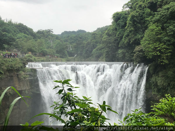 圓圓家出去玩-<新北景點>臺灣最大簾幕式瀑布，十分瀑布傾瀉而下，氣勢磅礡，假日踏青好去處