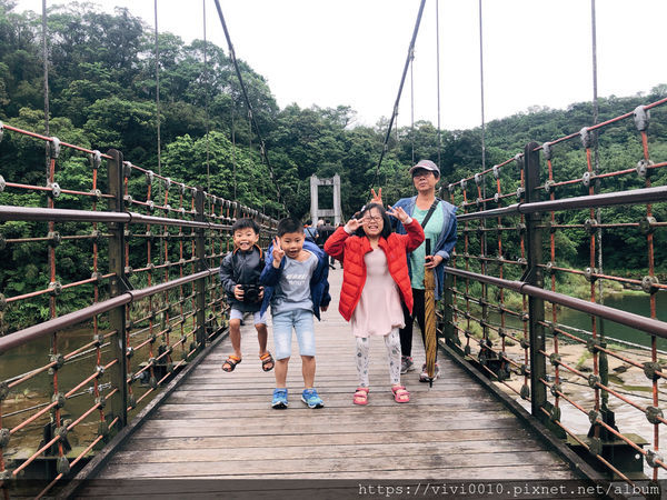 圓圓家出去玩-<新北景點>臺灣最大簾幕式瀑布，十分瀑布傾瀉而下，氣勢磅礡，假日踏青好去處