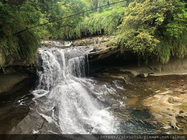 圓圓家出去玩-<新北景點>臺灣最大簾幕式瀑布，十分瀑布傾瀉而下，氣勢磅礡，假日踏青好去處