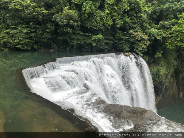 圓圓家出去玩-<新北景點>臺灣最大簾幕式瀑布，十分瀑布傾瀉而下，氣勢磅礡，假日踏青好去處