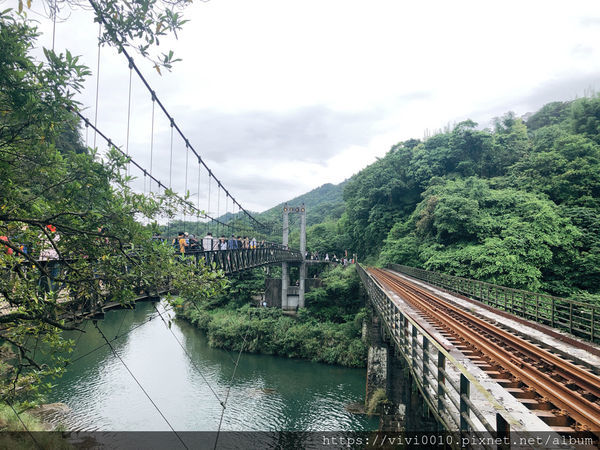 圓圓家出去玩-<新北景點>臺灣最大簾幕式瀑布，十分瀑布傾瀉而下，氣勢磅礡，假日踏青好去處