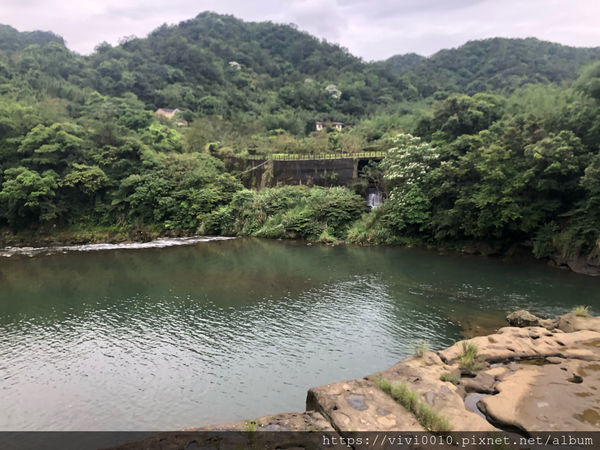 圓圓家出去玩-<新北景點>臺灣最大簾幕式瀑布，十分瀑布傾瀉而下，氣勢磅礡，假日踏青好去處