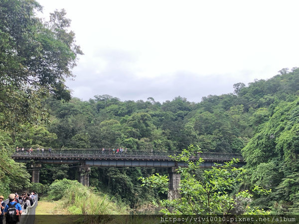 圓圓家出去玩-<新北景點>臺灣最大簾幕式瀑布，十分瀑布傾瀉而下，氣勢磅礡，假日踏青好去處