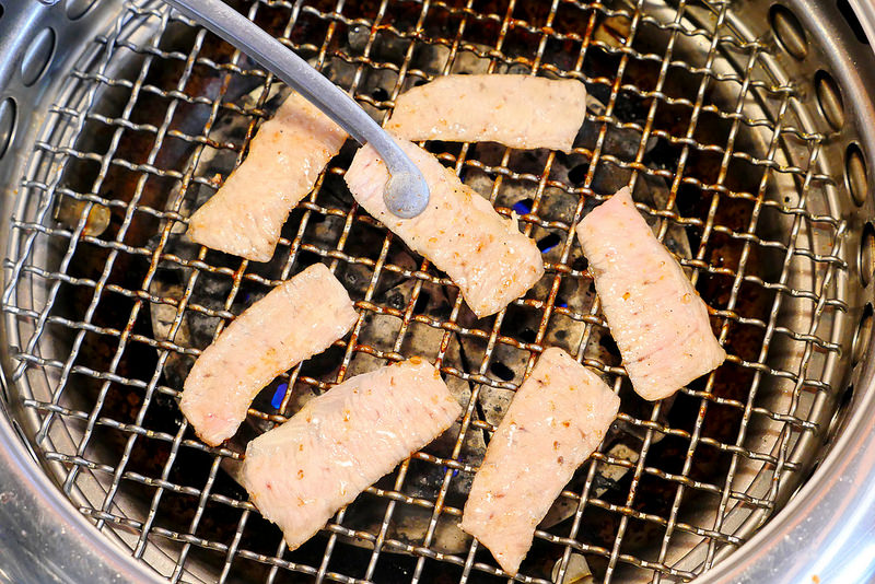 雲火日式燒肉：時尚空間精緻燒肉食材 雙人套餐享受西班牙伊比利豬加和牛雙重奏的美妙滋味！