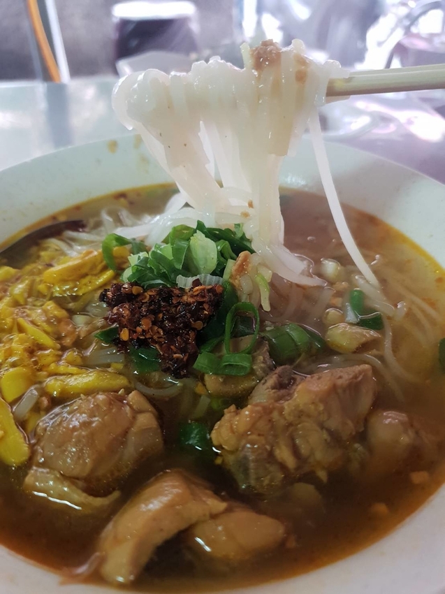 【中和】南勢角站。美食推薦。金龍南洋料理小吃店。筍絲雞肉巴巴絲+雲南大薄片