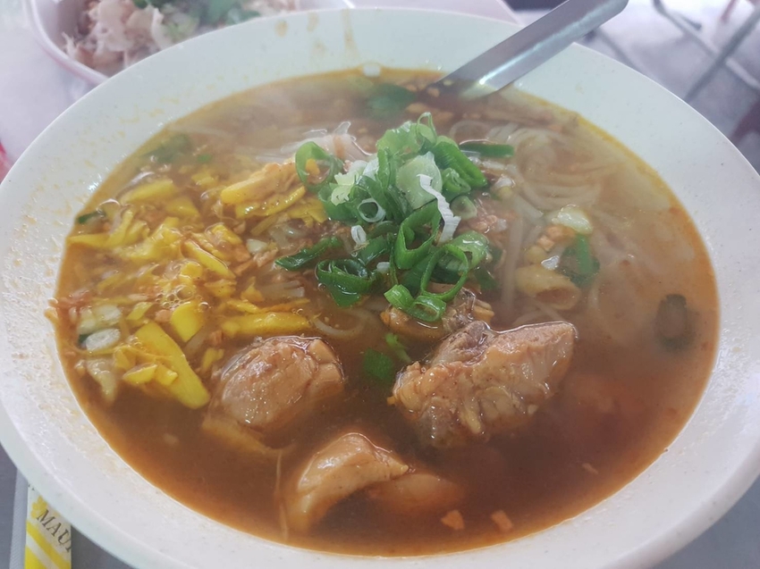 【中和】南勢角站。美食推薦。金龍南洋料理小吃店。筍絲雞肉巴巴絲+雲南大薄片