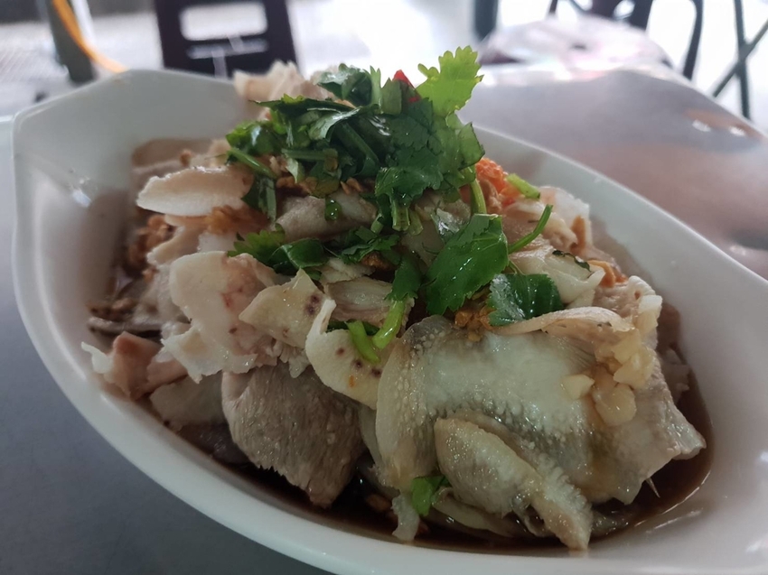 【中和】南勢角站。美食推薦。金龍南洋料理小吃店。筍絲雞肉巴巴絲+雲南大薄片