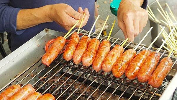 【石碇美食】石碇萬紫桂花香腸｜特殊風味！別的地方吃不到的桂花香腸