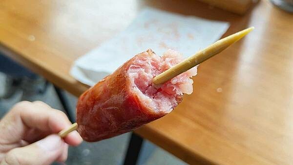 【石碇美食】石碇萬紫桂花香腸｜特殊風味！別的地方吃不到的桂花香腸