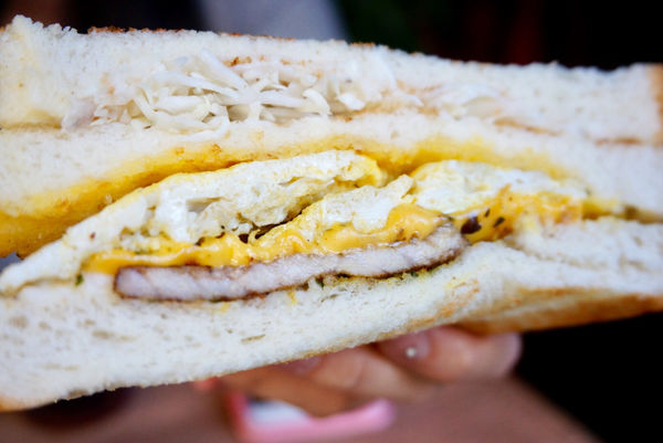 ［中山區 捷運中山國小站］A婆古早味炭烤三明治 份量破表的巨無霸吐司！挑戰你的胃容量!!!