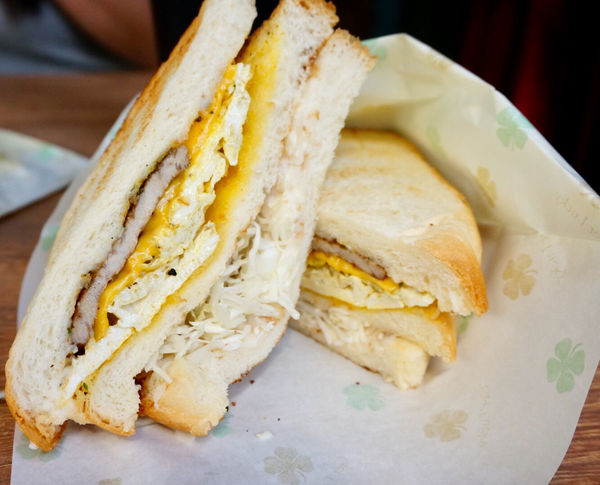 ［中山區 捷運中山國小站］A婆古早味炭烤三明治 份量破表的巨無霸吐司！挑戰你的胃容量!!!