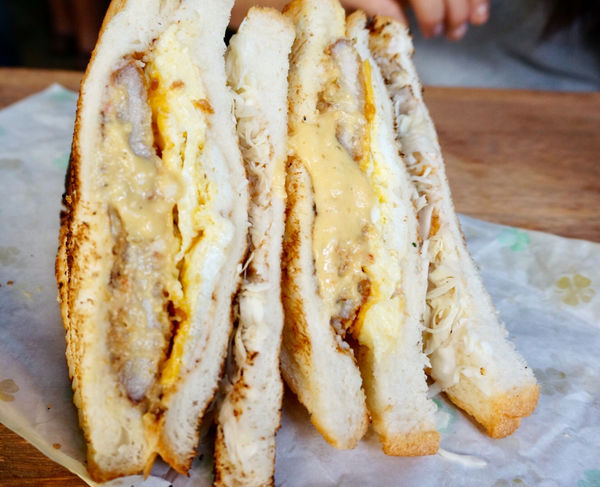 ［中山區 捷運中山國小站］A婆古早味炭烤三明治 份量破表的巨無霸吐司！挑戰你的胃容量!!!