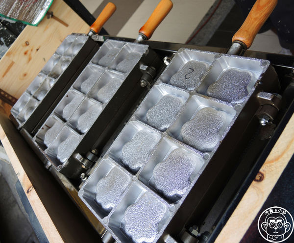 小豫-竹炭雞蛋糕:呷飽祙【台南・小豫-竹炭雞蛋糕】又酷又好吃的竹炭雞蛋糕