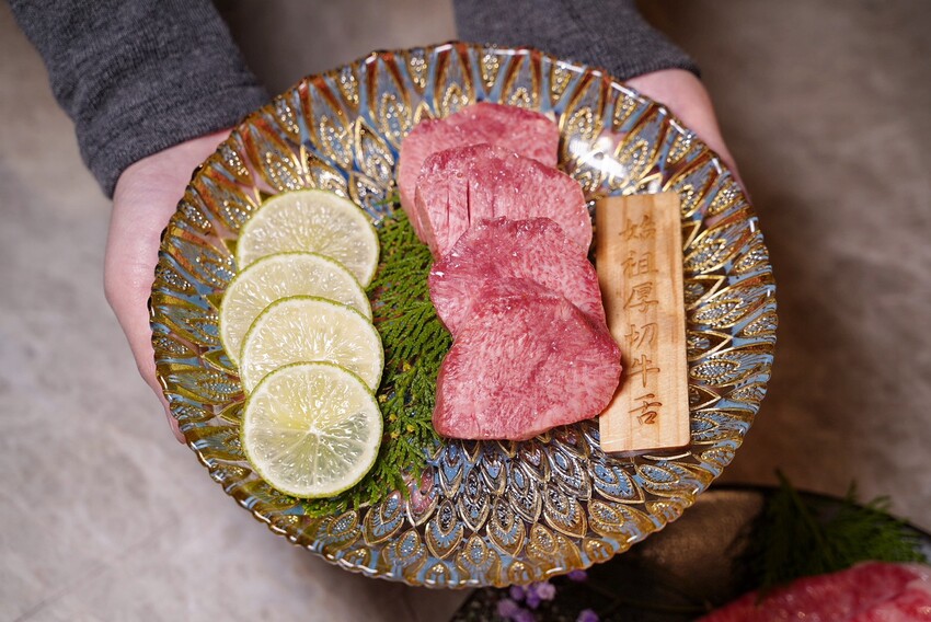 【樂軒和牛專門店】燒肉控必朝聖的精品燒肉店就是這間!菜單以日幣計價超酷的,套餐能一次品嚐到13道精緻料理,一對一管家式服務,給你尊榮級的用餐體驗! - 阿華田的美食日記