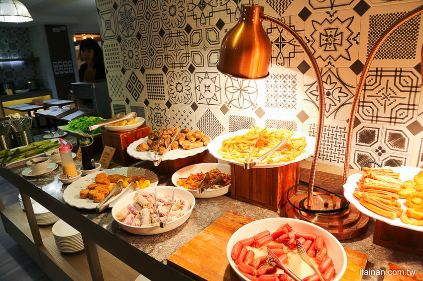 來嘉義住這裡!鄰近文化夜市的『蘭桂坊花園酒店』自助式早餐超豐盛,還有雞肉飯無限吃,再一併收藏文化夜市必吃小吃吧!! - 台南好Food遊