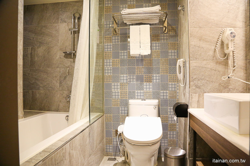 來嘉義住這裡!鄰近文化夜市的『蘭桂坊花園酒店』自助式早餐超豐盛,還有雞肉飯無限吃,再一併收藏文化夜市必吃小吃吧!! - 台南好Food遊