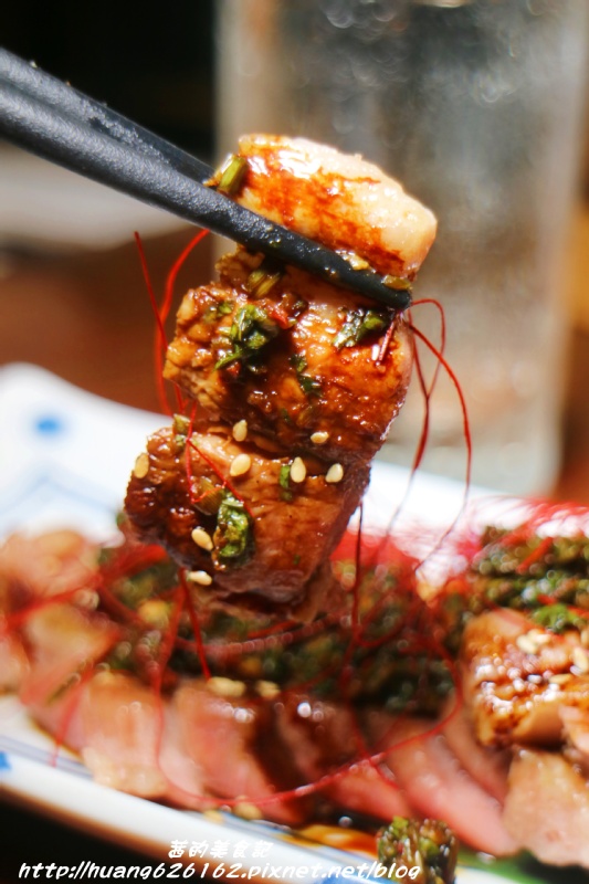 香聚餐酒館：【台北大安區】東區餐酒館推薦『香聚餐酒館 The Dainties Bistro』必點日式料理丼飯/燒烤 鮮烤透抽(青醬）、手作鮮魚一夜干、烤豬五花私房辣味....每一道料理都非常下酒好吃~