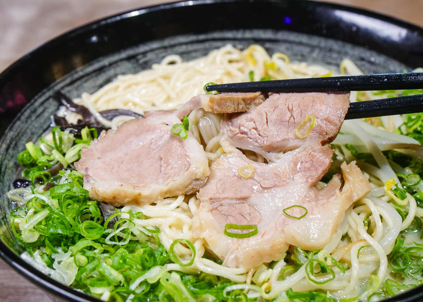 [高雄]大海拉麵-超爆量青蔥滿滿豚骨拉麵!自熬不油膩博多風豚骨湯頭 - 美食好芃友