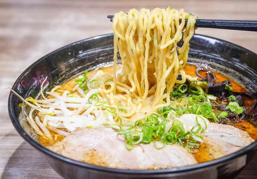 [高雄]大海拉麵-超爆量青蔥滿滿豚骨拉麵!自熬不油膩博多風豚骨湯頭 - 美食好芃友