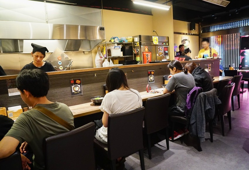 [高雄]大海拉麵-超爆量青蔥滿滿豚骨拉麵!自熬不油膩博多風豚骨湯頭 - 美食好芃友