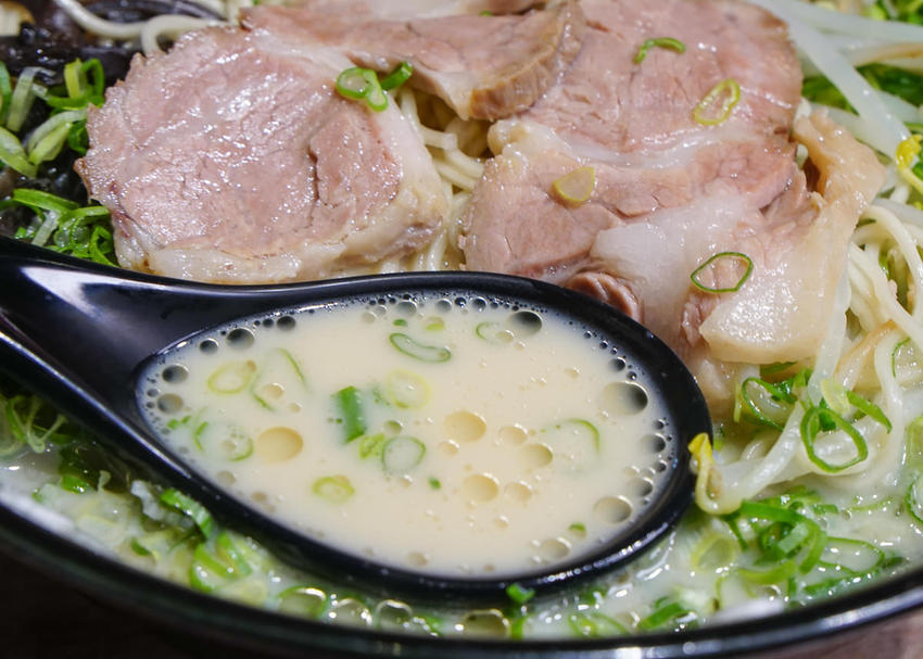 [高雄]大海拉麵-超爆量青蔥滿滿豚骨拉麵!自熬不油膩博多風豚骨湯頭 - 美食好芃友