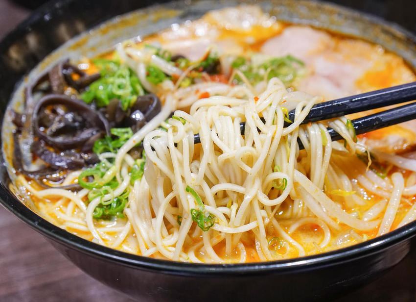 [高雄]大海拉麵-超爆量青蔥滿滿豚骨拉麵!自熬不油膩博多風豚骨湯頭 - 美食好芃友