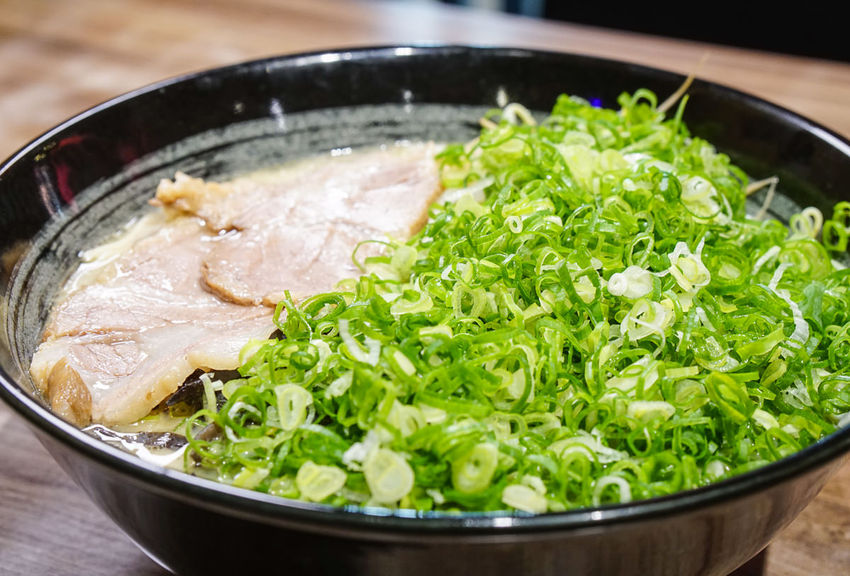 [高雄]大海拉麵-超爆量青蔥滿滿豚骨拉麵!自熬不油膩博多風豚骨湯頭 - 美食好芃友