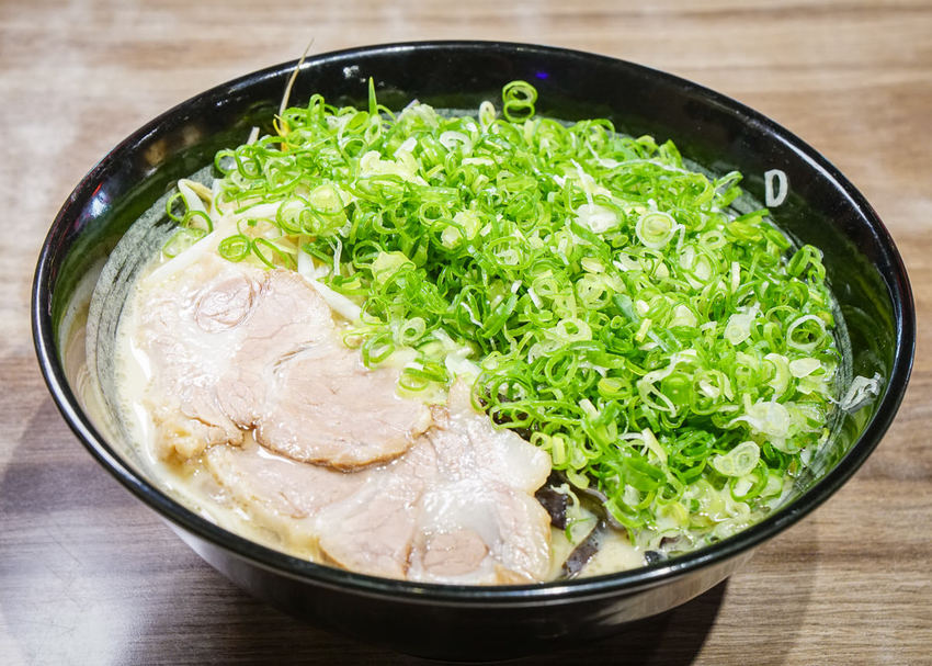 [高雄]大海拉麵-超爆量青蔥滿滿豚骨拉麵!自熬不油膩博多風豚骨湯頭 - 美食好芃友