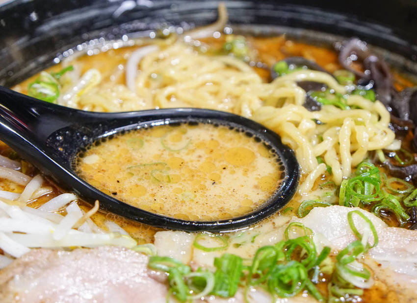 [高雄]大海拉麵-超爆量青蔥滿滿豚骨拉麵!自熬不油膩博多風豚骨湯頭 - 美食好芃友