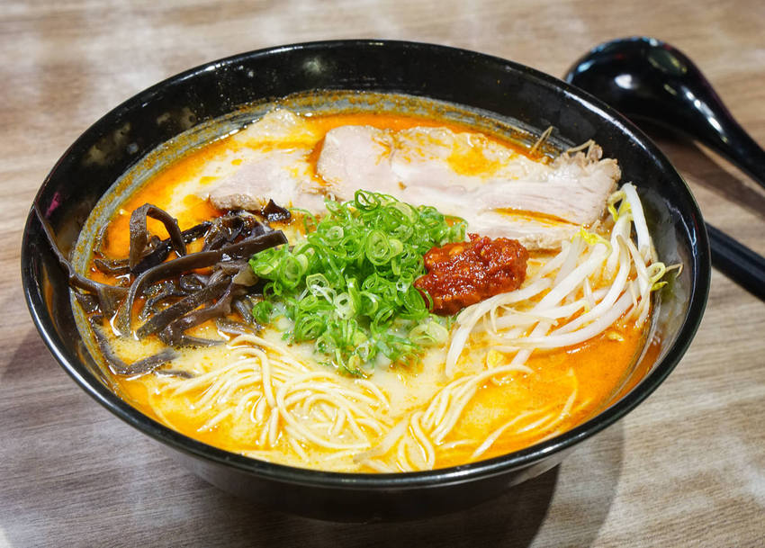 [高雄]大海拉麵-超爆量青蔥滿滿豚骨拉麵!自熬不油膩博多風豚骨湯頭 - 美食好芃友