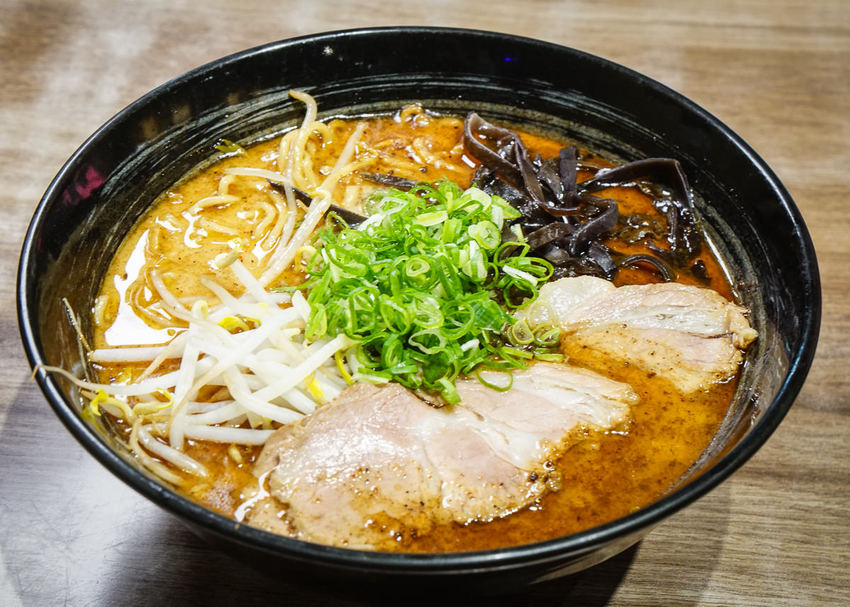 [高雄]大海拉麵-超爆量青蔥滿滿豚骨拉麵!自熬不油膩博多風豚骨湯頭 - 美食好芃友