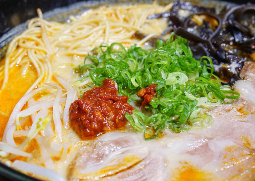 [高雄]大海拉麵-超爆量青蔥滿滿豚骨拉麵!自熬不油膩博多風豚骨湯頭 - 美食好芃友