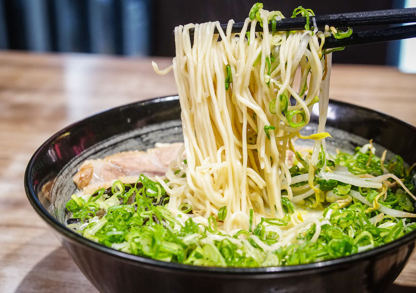 [高雄]大海拉麵-超爆量青蔥滿滿豚骨拉麵!自熬不油膩博多風豚骨湯頭 - 美食好芃友