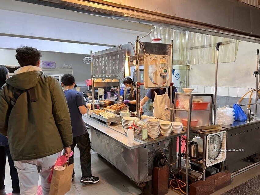 基隆【長腳麵食】乾麵+豬腳+扁食，在地人都這樣吃 !