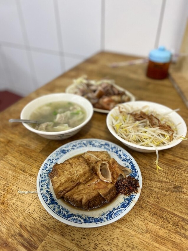 基隆【長腳麵食】乾麵+豬腳+扁食，在地人都這樣吃 !