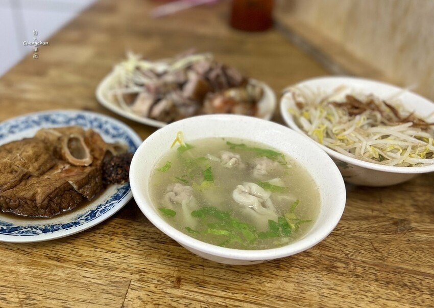 基隆【長腳麵食】乾麵+豬腳+扁食，在地人都這樣吃 !