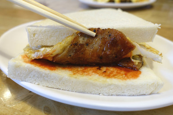 麥町吐司工房(寶興店)‧獨家蛋餃子配上中秋烤肉捲餅，傳統又有新意的早餐吃不膩!!!