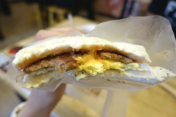 麥町吐司工房(寶興店)‧獨家蛋餃子配上中秋烤肉捲餅，傳統又有新意的早餐吃不膩!!!