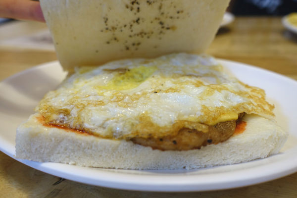 麥町吐司工房(寶興店)‧獨家蛋餃子配上中秋烤肉捲餅，傳統又有新意的早餐吃不膩!!!