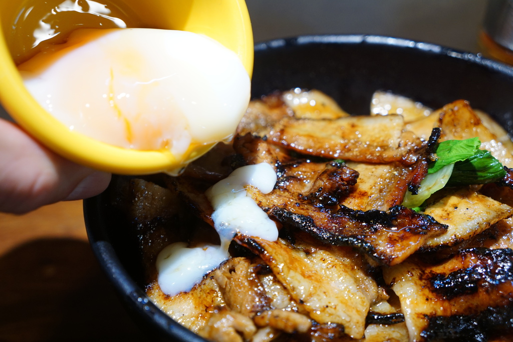 烤五花丼飯大+溫泉蛋
