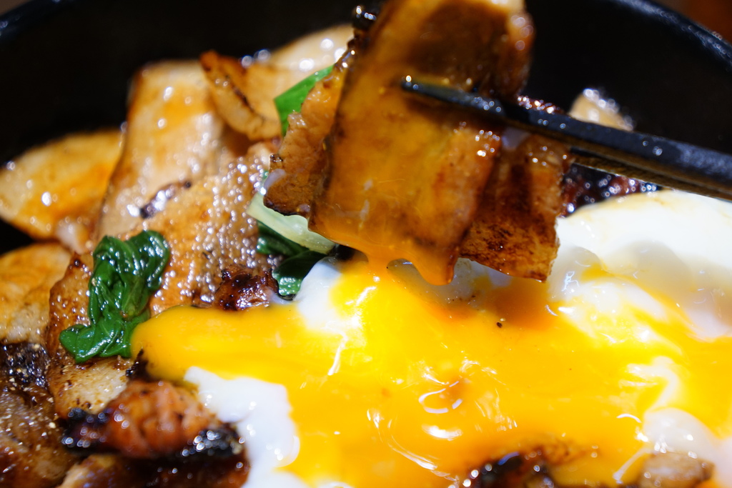 烤五花丼飯大+溫泉蛋